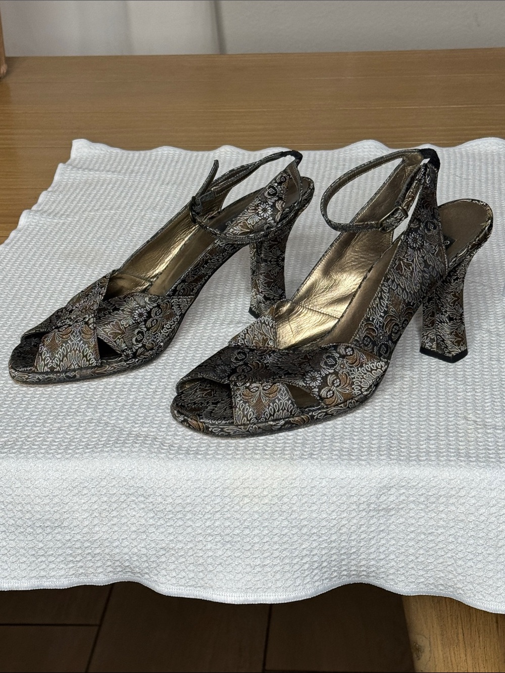 Cynthia Rowley by Zeitgeist Italian Metallic Brocade Peep Toe Heels 9.5
